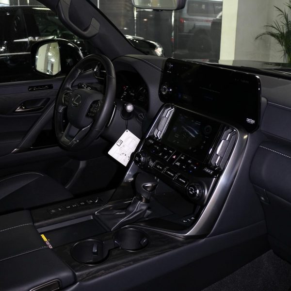 2023 Lexus LX600 Urban - Image 8