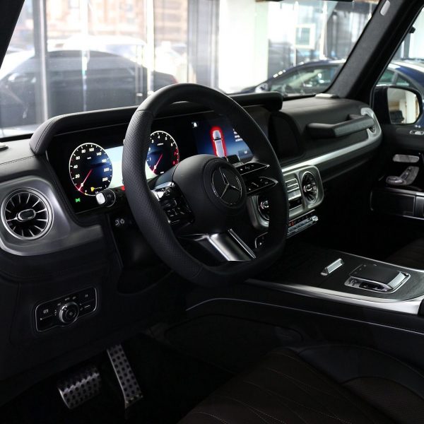 2025 Mercedes-Benz G500 - Image 10