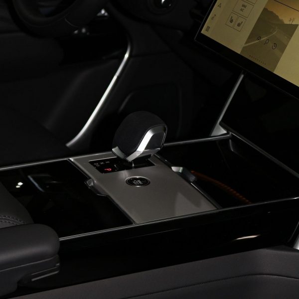2025 Range Rover Vogue P460 - Image 8
