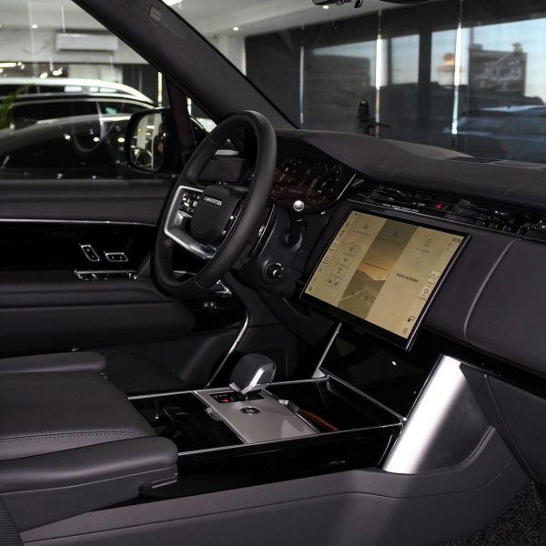 2025 Range Rover Vogue P460 - Image 10