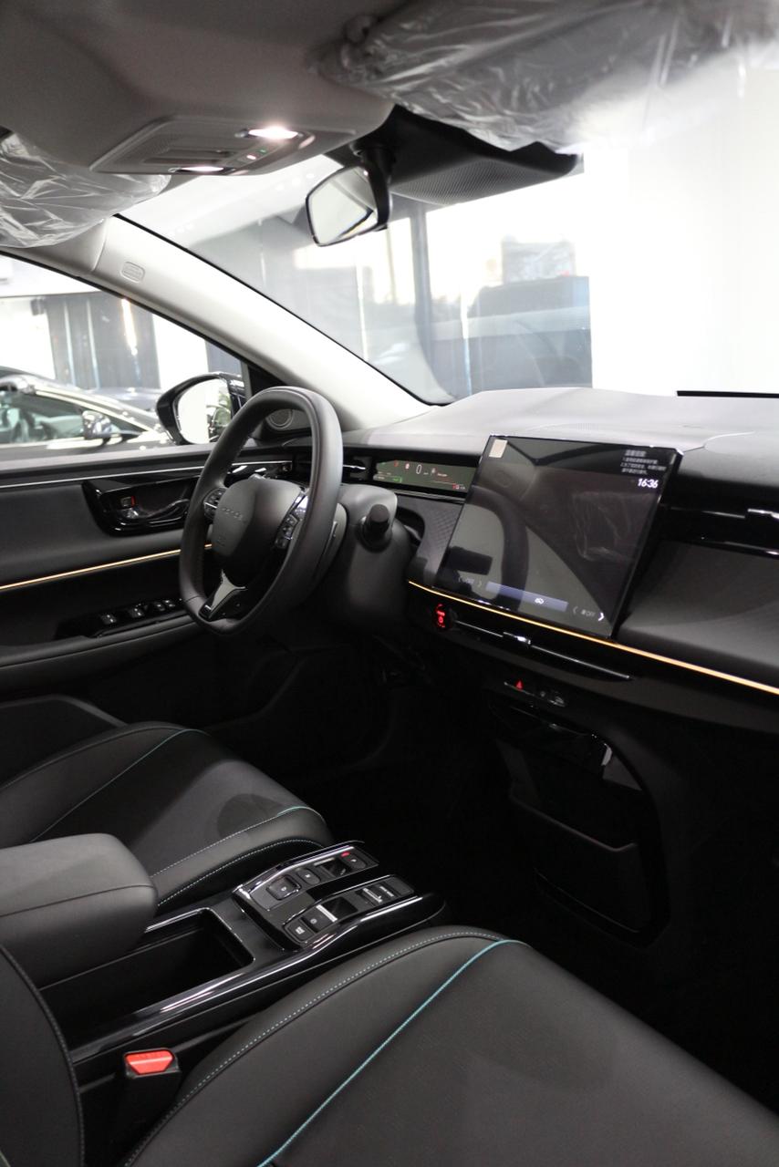 2025 Honda e:NP2 - Image 2