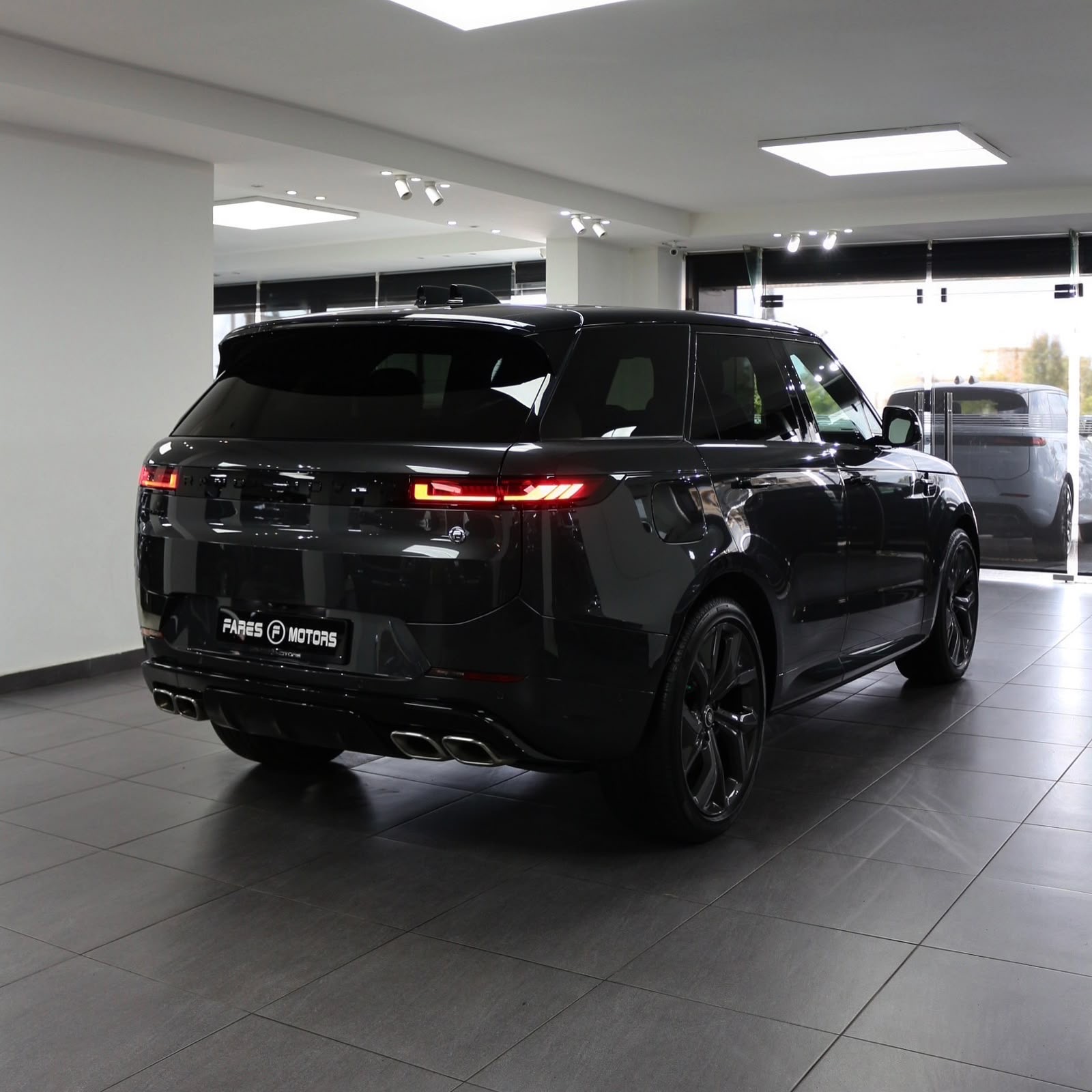 2025 Range Rover Sport P530 Dynamic SE - Image 3