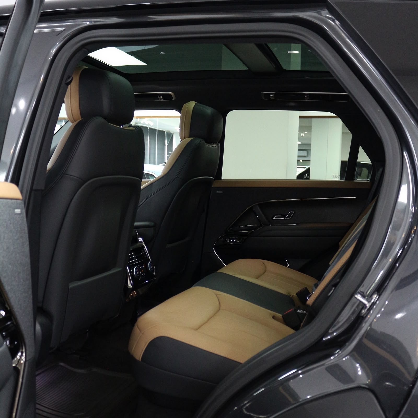 2025 Range Rover Sport P530 Dynamic SE - Image 5